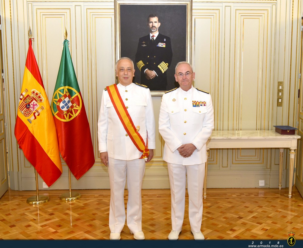 El AJEMA impone la Gran Cruz al mérito Naval al JEMAD portugués